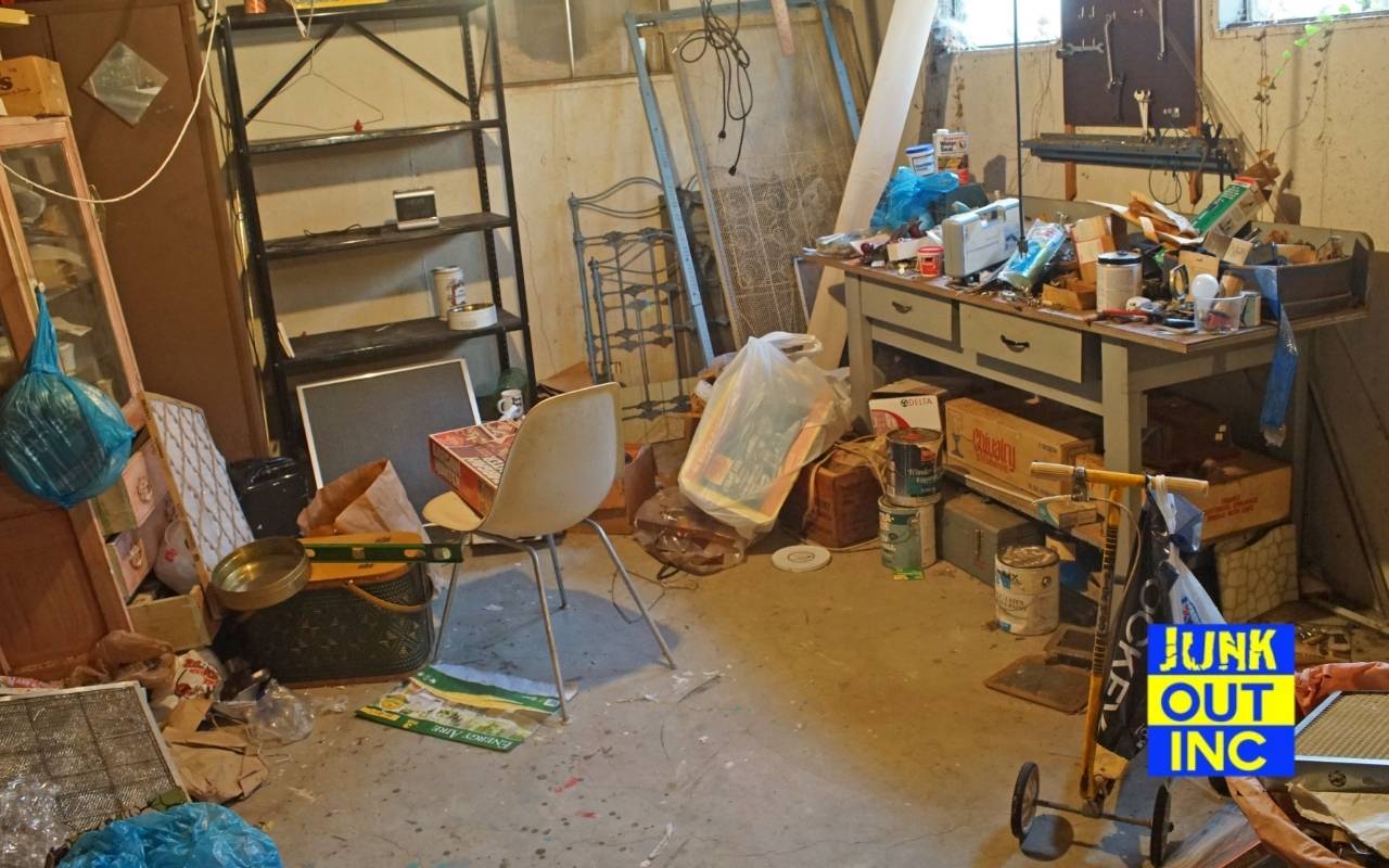 Homeowner following decluttering tips for Holiday Season Cleanouts